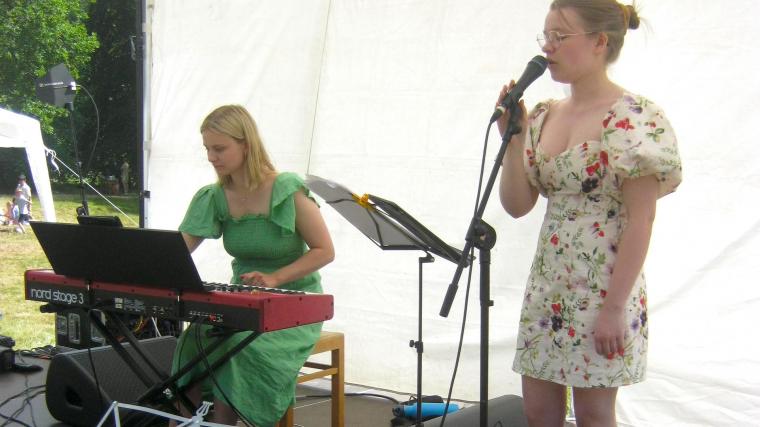 Klara och Hanna sjöng och spelade melodiskt, finstämt och trevligt.