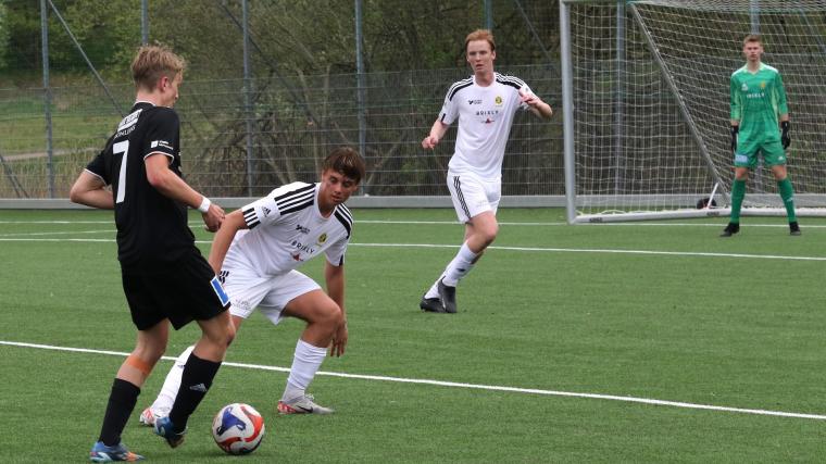 Jonsereds Hugo Warolin, Axel Nyqvist och Arvid Stenvaller i matchen mot BK Astrio.