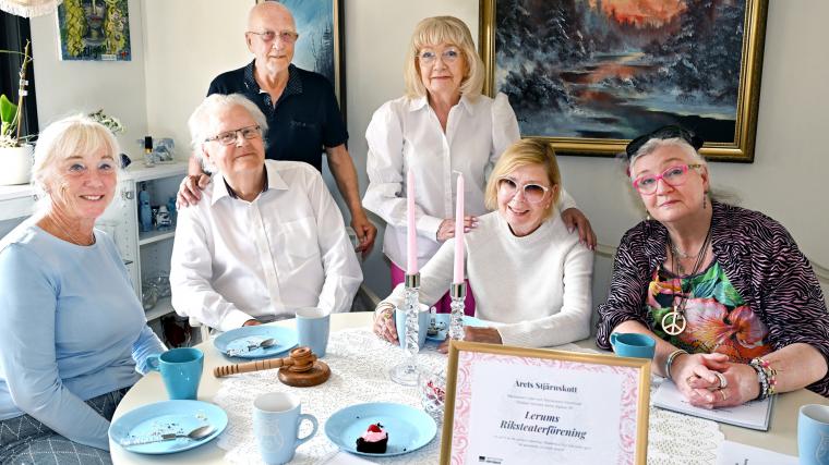 Matilda Call Wenehult, Jan Lundberg sittande, Lars Snällman stående, Marita Snällman stående, Suzanne Sundquist och Anna Lilja, utgör styrelsen i Lerums nya teater- och kulturförening som ingår i Riksteatern Västra Götaland.
