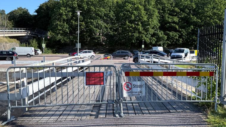 Bilbron över Säveån är i så dåligt skick att den fick stängas av omedelbart.