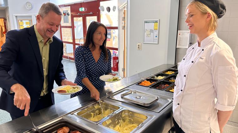 Bengt Randén och Marith Hesse lät sig väl smaka av dagens lunch som bestod av hemlagat potatismos och falukorv. Cecilia Johnstone bjöd även på en fin salladsbuffé, precis som alla andra dagar.