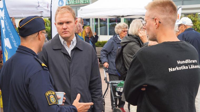 Kommunstyrelsens ordförande Viktor Lundblad (M) samtalar med kommunpolis i Lerum, Conny Holm under krisberedskapdagen i Gråbo.
