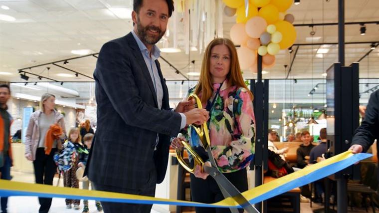 <span>SSP:s Björn Olsson och Swedavias Marie Ullmark inviger det nya kommersiella utbudet på Landvetter.</span>