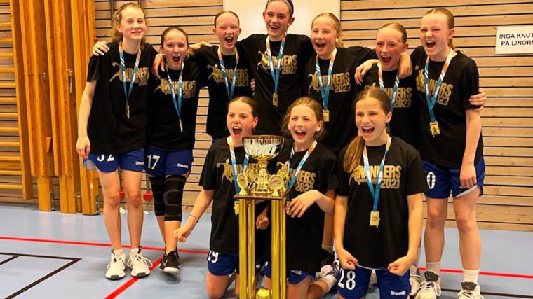 Flickor 13 tog guld i Göteborg Basketball Festival och la vantarna på en rejäl pokal att ställa in i samlingen.