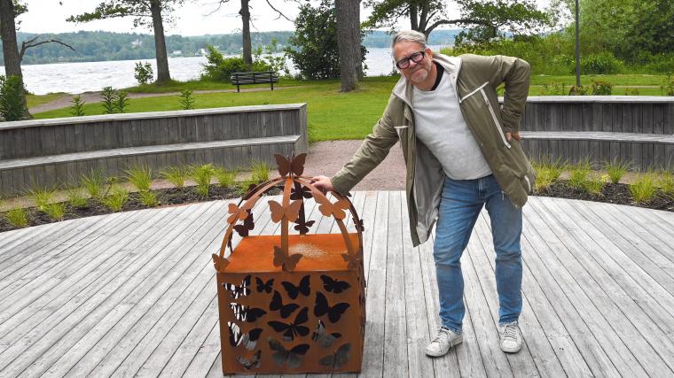Mattias Christenson bredvid den nya inburade högtalaren vid Solens öga. Här kan man fem gånger om dagen höra ljudföreställningen The sound of Växtrum.