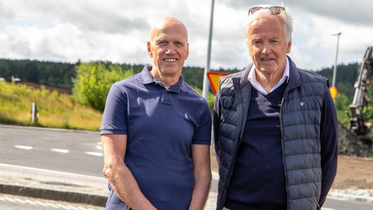 Sven Henriksson, vd för bostadsutvecklingsbolaget Jutabo, och Ove Krook, Ica-handlare på Ica Kvantum, var glada över att de nya filerna i rondellen äntligen kommit på plats. I flera år har de kämpat för en trafiklösning som ska få bukt med eftermiddagsköerna.