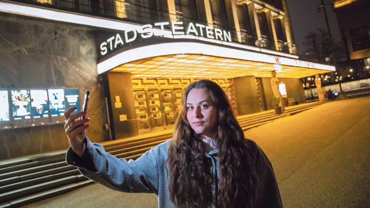 Aviva Wrede är uppvuxen i Alingsås och upptäcktes av en castare på en konsert på Liseberg 2016.