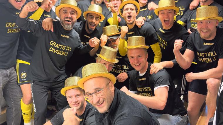 Guldhattar och nytryckta t-shirts är på när Mölnlycke IF:s seniorer firade seriesegern i söndags efter 5–1-segern hemma mot &Auml;lvsborg. Nu väntar Division 3-fotboll för klubbens herrar för första gången på över 20 år.